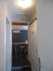 un pasillo que conduce a una habitación con una mesa y una puerta en Joli/calme et spacieux appartement., en Tarascon