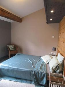a bedroom with a blue bed and a chair at Joli/calme et spacieux appartement. in Tarascon
