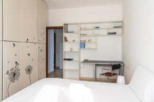 YouHosty - Capecelatro 81 في ميلانو: غرفة نوم مع سرير ومكتب