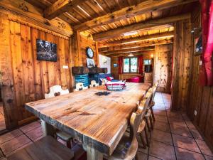 jadalnia z dużym drewnianym stołem i krzesłami w obiekcie Appartement rénové dans chalet savoyard - proche des pistes, balcon, animaux admis - FR-1-502-355 w mieście Tignes