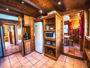 Zdjęcie z galerii obiektu Appartement rénové dans chalet savoyard - proche des pistes, balcon, animaux admis - FR-1-502-355 w mieście Tignes