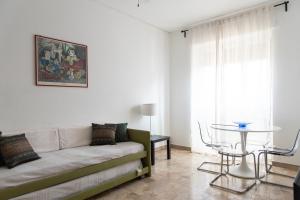 YouHosty - Capecelatro 81 في ميلانو: غرفة معيشة مع أريكة وطاولة