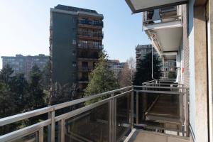 balkon z widokiem na budynek w obiekcie YouHosty - Capecelatro 81 w Mediolanie
