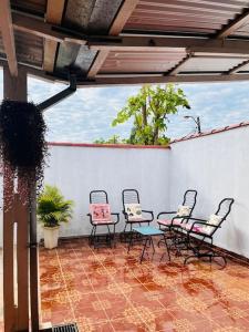 a patio with chairs and a table on a patio at Casa Bignonia Amplio y confortable Ideal para familias con niños y mascotas in Ciudad del Este