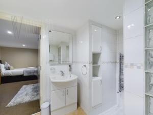 Ванная комната в The Beach House, Luxury Apartments