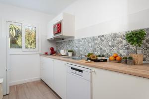 Kuchyňa alebo kuchynka v ubytovaní Newly Renovated Apartment Sunset1, Pool, Free Wifi, AC