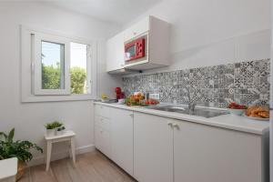 Kuchyňa alebo kuchynka v ubytovaní Newly Renovated Apartment Sunset1, Pool, Free Wifi, AC