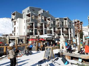 a person standing in the snow in front of a building at Studio Tignes, 1 pièce, 4 personnes - FR-1-502-417 in Tignes