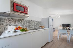 Kuchyňa alebo kuchynka v ubytovaní Newly Renovated Apartment Sunset1, Pool, Free Wifi, AC