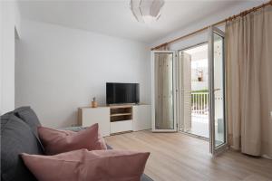 Televízia a/alebo spoločenská miestnosť v ubytovaní Newly Renovated Apartment Sunset1, Pool, Free Wifi, AC