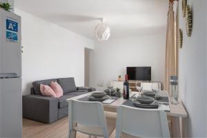 Televízia a/alebo spoločenská miestnosť v ubytovaní Newly Renovated Apartment Sunset1, Pool, Free Wifi, AC