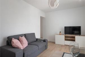 Televízia a/alebo spoločenská miestnosť v ubytovaní Newly Renovated Apartment Sunset1, Pool, Free Wifi, AC
