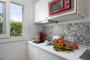 Kuchyňa alebo kuchynka v ubytovaní Newly Renovated Apartment Sunset1, Pool, Free Wifi, AC