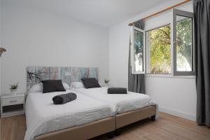Posteľ alebo postele v izbe v ubytovaní Newly Renovated Apartment Sunset1, Pool, Free Wifi, AC