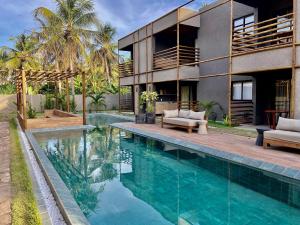 A piscina localizada em Villa Kamby Acomodações Rota dos Milagres ou nos arredores