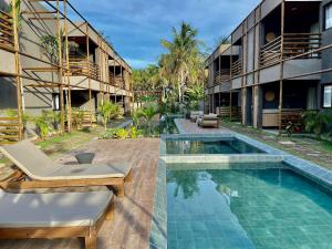 un complexe avec une piscine à côté d'un bâtiment dans l'établissement Villa Kamby Milagres - ER Hospedagens, à São Miguel dos Milagres