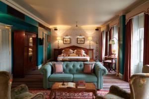 1 dormitorio con 1 cama y 1 sofá azul en The Zetter Clerkenwell en Londres