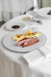 een witte plaat met eten op tafel bij La Chartreuse du Bignac - Teritoria in Saint-Nexans