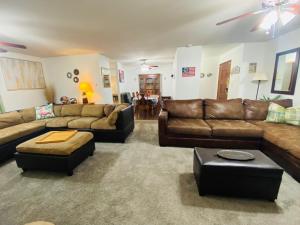 Χώρος καθιστικού στο Family friendly, 3 bedroom house, with king bed for up to 15 - BBQ - Internet - jet tub