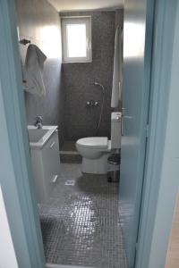 Valente Perlia Rooms في بوروس: حمام مع مرحاض ومغسلة