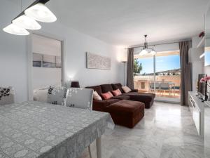 ein Wohnzimmer mit einem Sofa und einem Tisch in der Unterkunft Hacienda Dona JULIA GOLF Estepona in Casares