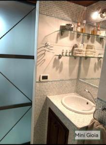 ein Badezimmer mit einem Waschbecken und einer Arbeitsplatte in der Unterkunft PienzaLettings "Casa Gioia" in Pienza