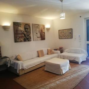 un soggiorno con divano e letto di Villa del glicine a Muro Leccese