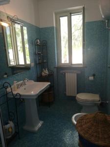 bagno con lavandino e servizi igienici di Villa del glicine a Muro Leccese