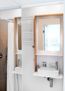 bagno con lavandino e specchio di Happy guesthouse a Bruxelles