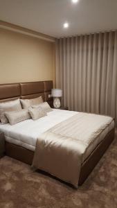 una camera da letto con un letto grande in una stanza di Casa das Oliveiras, o Douro no seu esplendor! a Cinfães