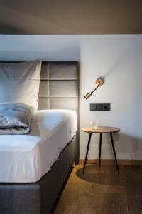 freiraum Apartments في ميلاو: غرفة نوم بسرير وطاولة مع مصباح