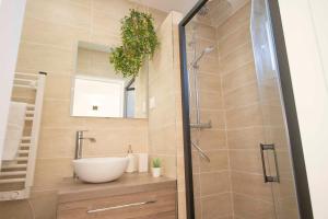 a bathroom with a sink and a shower at CHESSY Chambre indépendante DISNEY GIARDINO DELLA FELICITA in Chessy