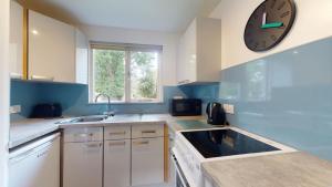Η κουζίνα ή μικρή κουζίνα στο 26 Strawberry Hill, Tolroy Manor