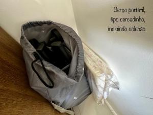a trash bag sitting on the floor next to a wall at Mediterrâneo 507 - Todo Equipado, Ar Condicionado, Churrasqueira na Varanda, Internet Fibra 600MB, Estacionamento Grátis in Cabo Frio