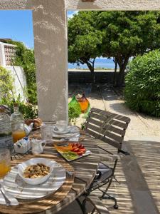 - une table avec des assiettes de nourriture sur une terrasse dans l'établissement Dimora Ferralasco, à Carloforte