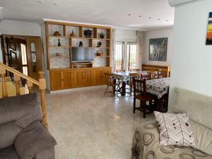 uma sala de estar com um sofá e uma sala de jantar em Alojamiento Rural Samburiel em Becerril de la Sierra