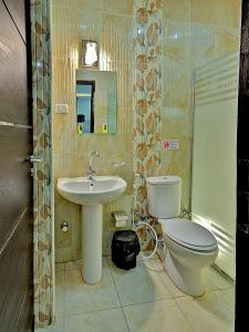 A bathroom at TuT Pyramids View