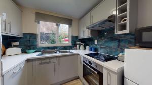 Η κουζίνα ή μικρή κουζίνα στο 45 Strawberry Hill, Tolroy Manor