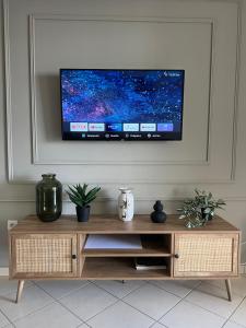 En TV eller et underholdningssystem på Luxury apartment in the center of Xanthi