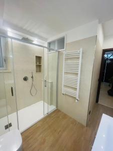 W łazience znajduje się prysznic ze szklaną kabiną prysznicową. w obiekcie La Triscele w Cefalù