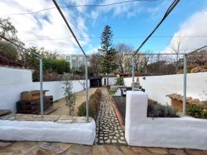 a backyard with a white wall and a patio at La Chaumière, plage, soleil, #Sud#Toulon#Holidays in Toulon