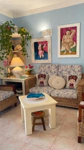 Hotel Tabby tesisinde bir oturma alanı
