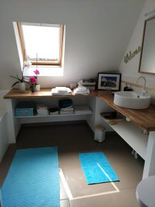 a bathroom with a sink and a counter with blue mats at Le Beau Repaire 1 à 3 chambres étage indépendant in Angers
