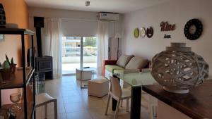 Departamento Las Gaviotas في مار ازول: غرفة معيشة مع أريكة وطاولة