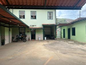 un aparcamiento vacío frente a un edificio en Pouso dos Viajantes Unidade Centro OuroPreto, en Ouro Preto