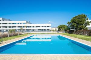 una piscina frente a un edificio en Gregal by enjoy Rocas Doradas, en L'Ametlla de Mar