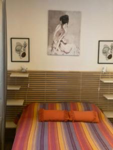 トゥルヴィル・シュル・メールにあるAU 112の壁に2枚の写真が飾られたベッドルームのベッド1台