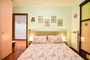 um quarto com uma cama com dois travesseiros em In the Heart of Turin em Turim