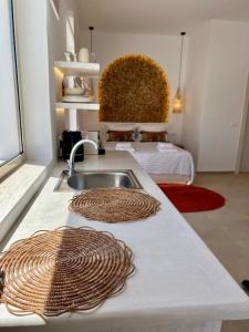 Katil atau katil-katil dalam bilik di Thealos Santorini ( close to square)