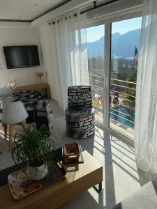 ein Wohnzimmer mit Blick auf einen Balkon in der Unterkunft charmante villa in Saint-Martin-du-Var
